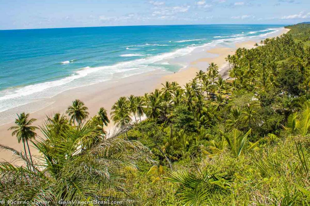 Imagem do alto de toda a orla da Praia de Itacarezinho.